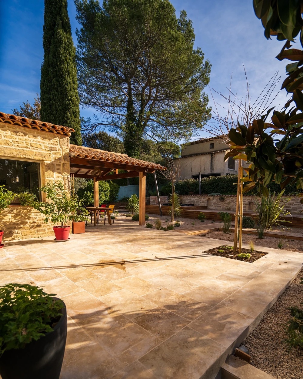 Patio en travertin et pergola en bois