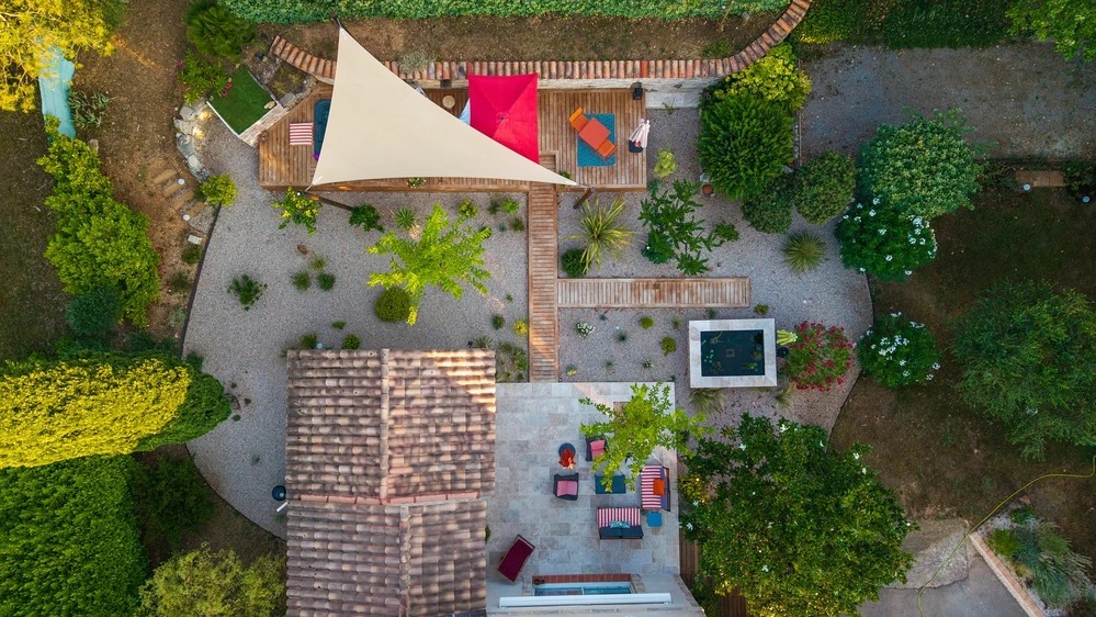 Vue aérienne d'un jardin avec voile d'ombrage